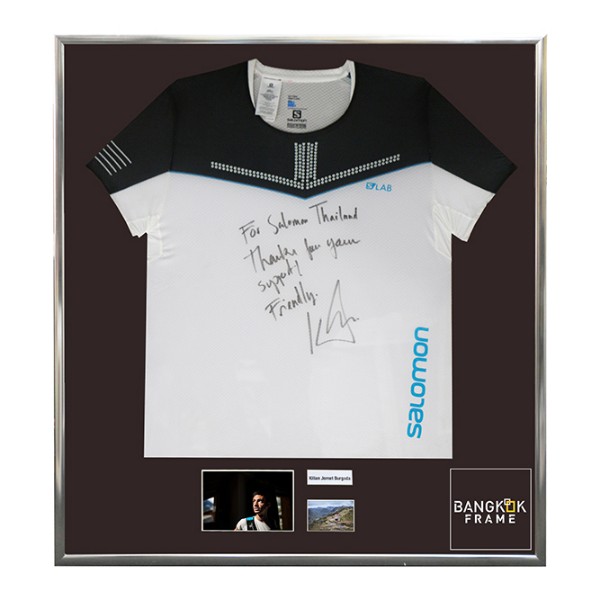 กรอบรูปโชร์เสื้อขาวพร้อมลายเซ็นนักร้องที่ชอบ